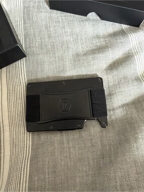 Ridge Style Black Metal Card Holder with Elastic Strap